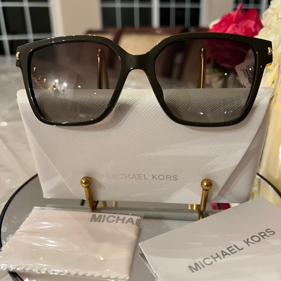 NWT Michael Kors Oversized Black Sunglasses w/ Case - Picture 4 of 7